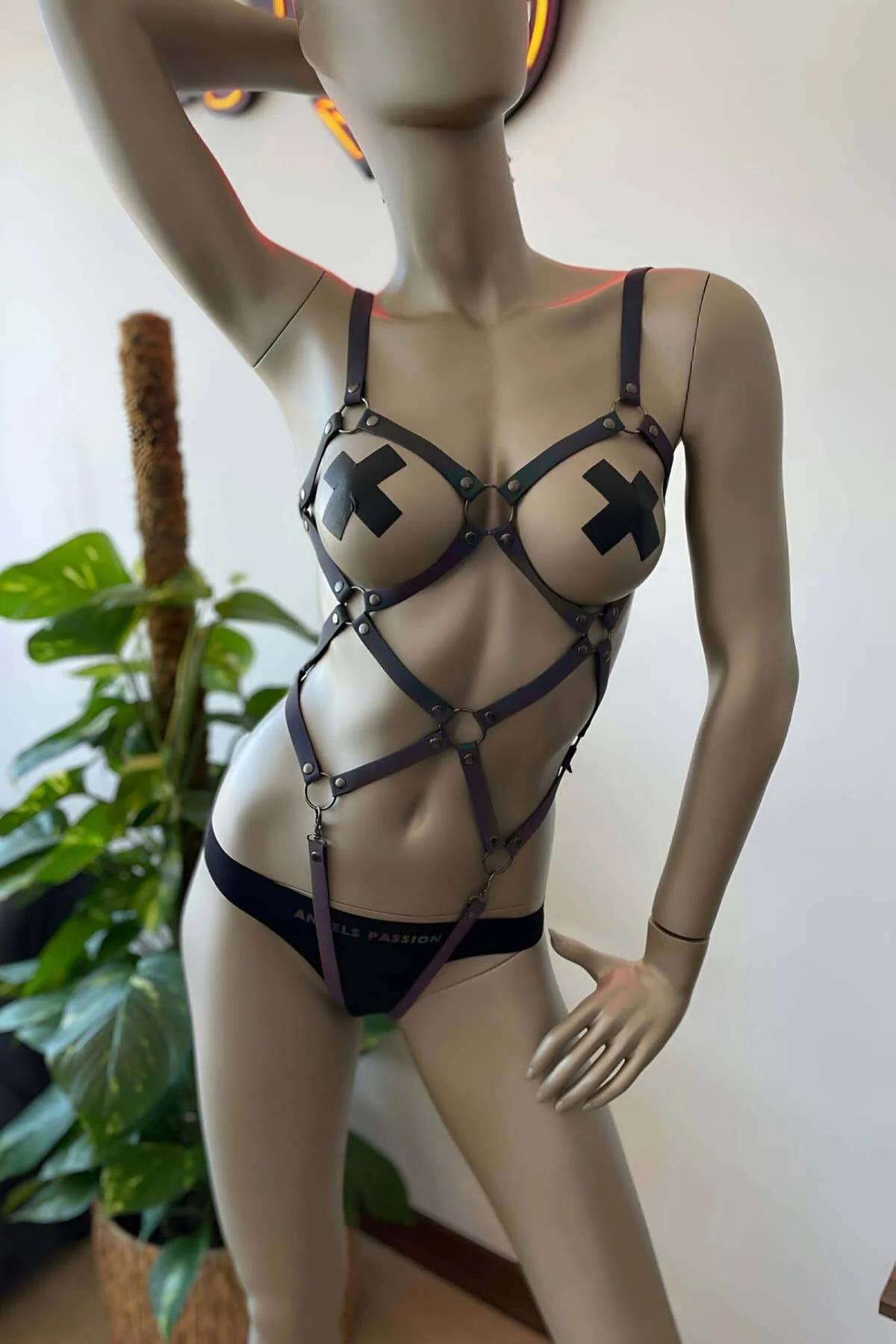 Yedi strap geometrik göğüs paneli ve bel O-halka gösteren holografik gökkuşağı kafes harness ön görünümü