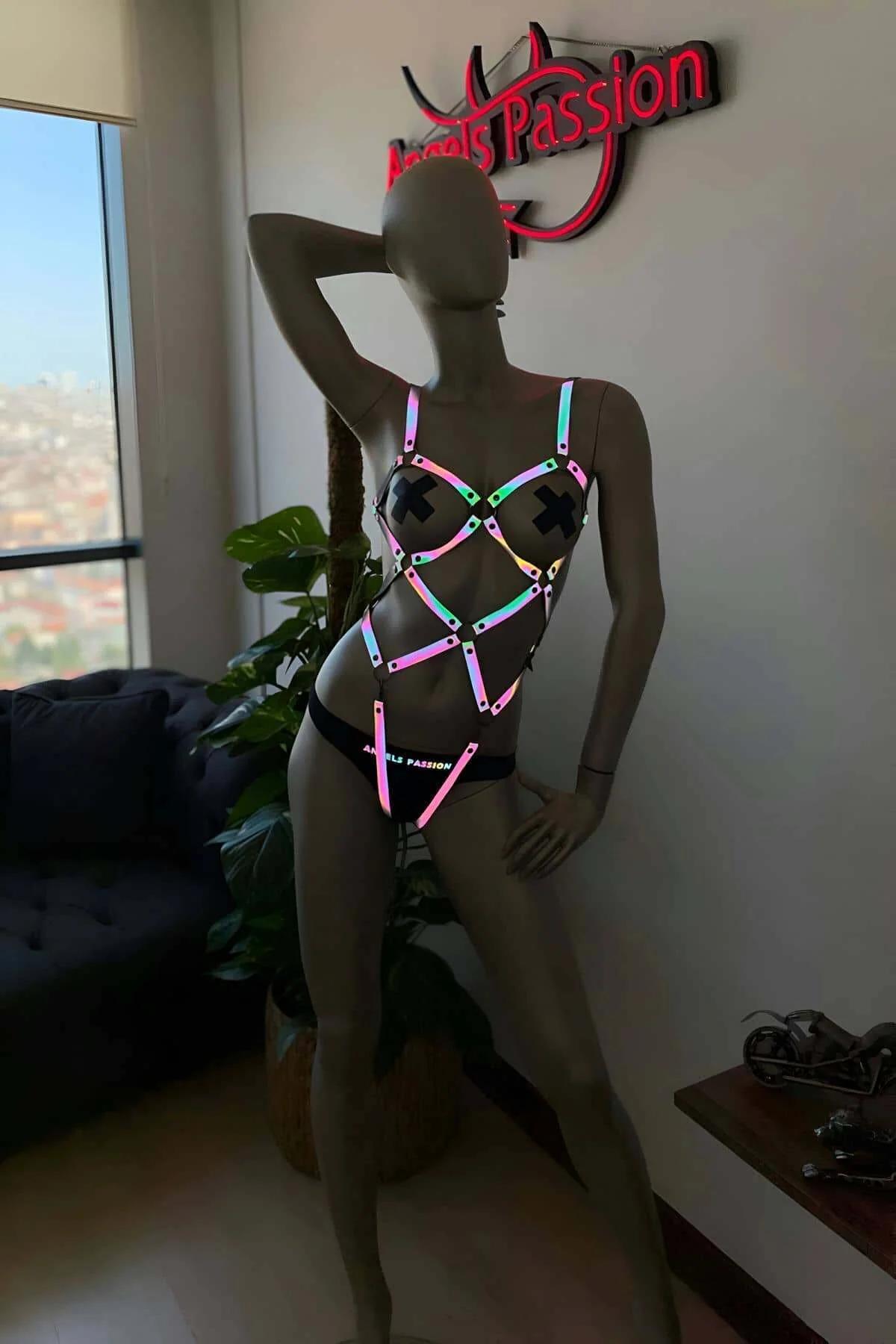 Vücut harness üzerinde siyah metal O-halka konektör ve holografik reflektör strap doku yakın çekimi