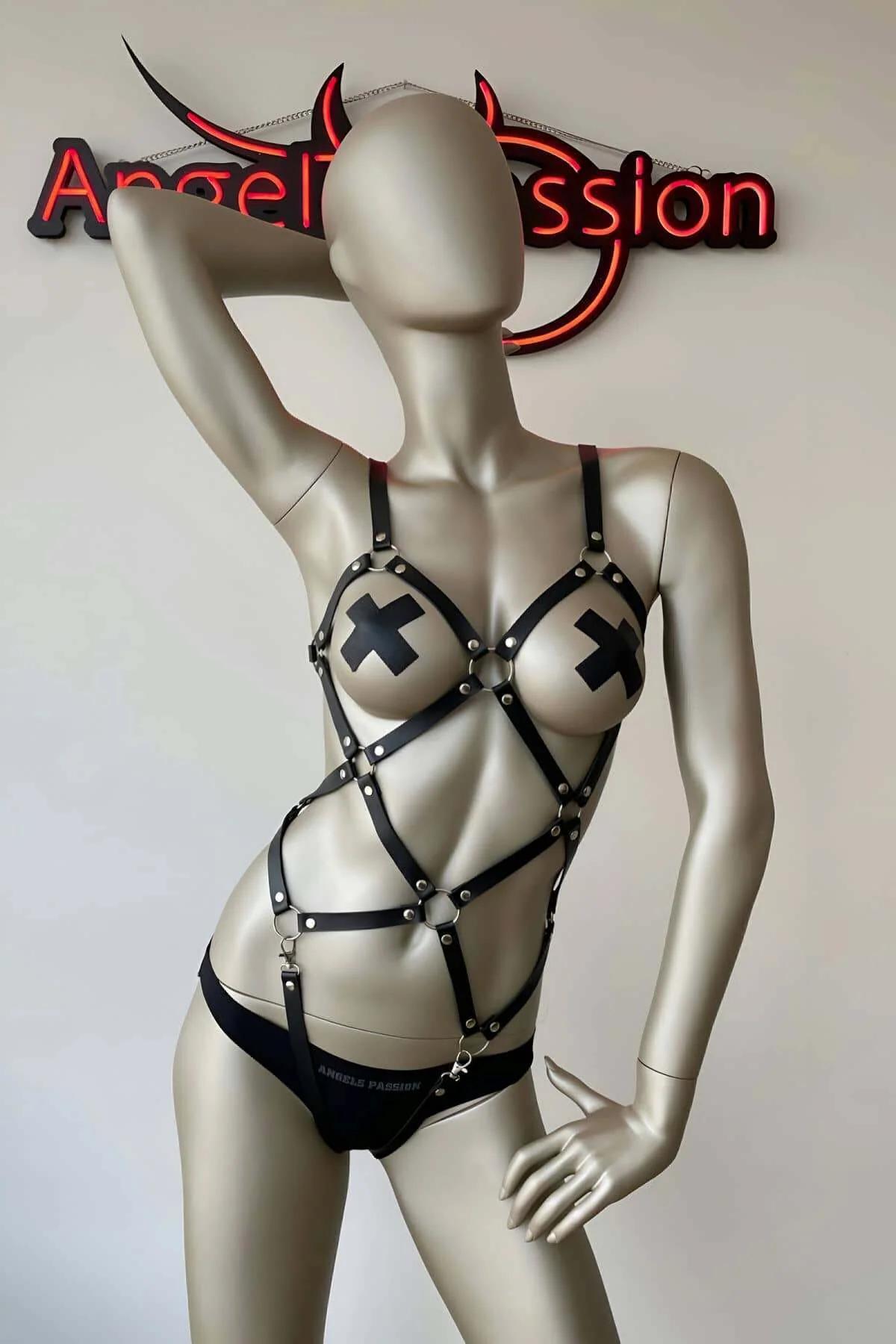 tam vücut harness suni deri siyah çapraz göğüs askıları V şekilli önden görünüm