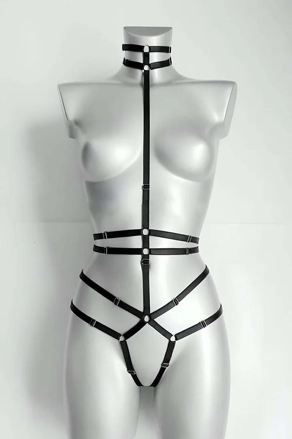 Manken üzerinde boyun boyunluk ve gümüş O-halkalı siyah suni deri askılı tam vücut harness
