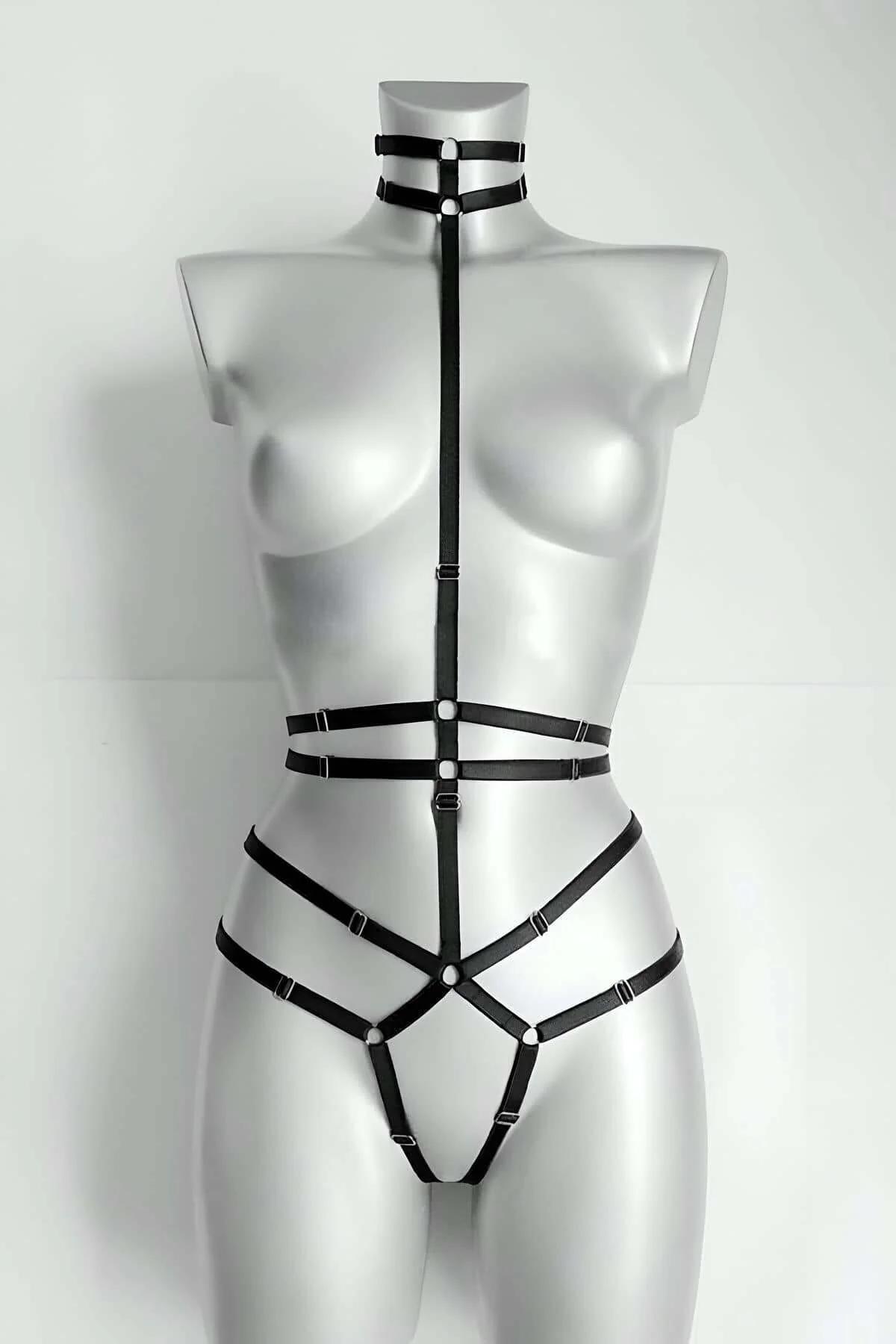 Manken üzerinde boyun boyunluk ve gümüş O-halkalı siyah suni deri askılı tam vücut harness