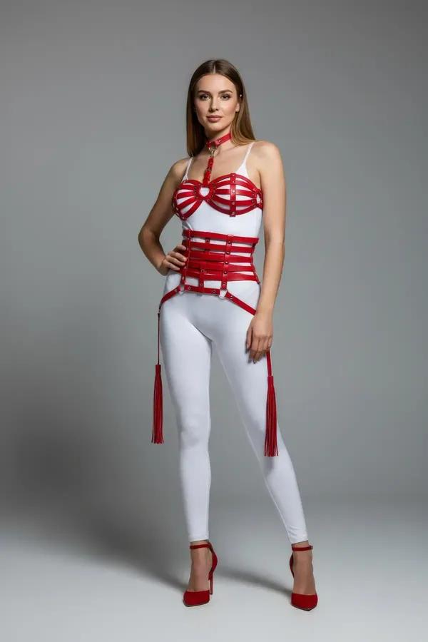 Beyaz bodysuit üzerinde kafesli büstiyer, çok bantlı korse bel, çoker boyunluk ve kalça püsküllerle kırmızı vegan deri harness takım