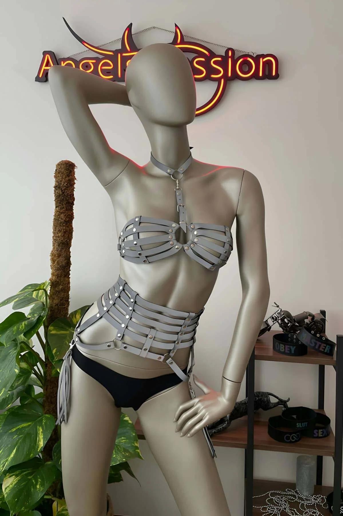 Beyaz reflektör harness bel kemerinden sarkan yaklaşık 20 cm uzunluğunda püskül bacak askıları