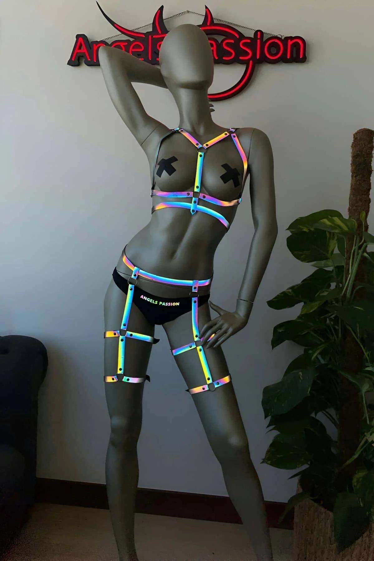Bel bandı ve çift uyluk kafesli iridescent tam vücut harness setinin tam önden görünümü