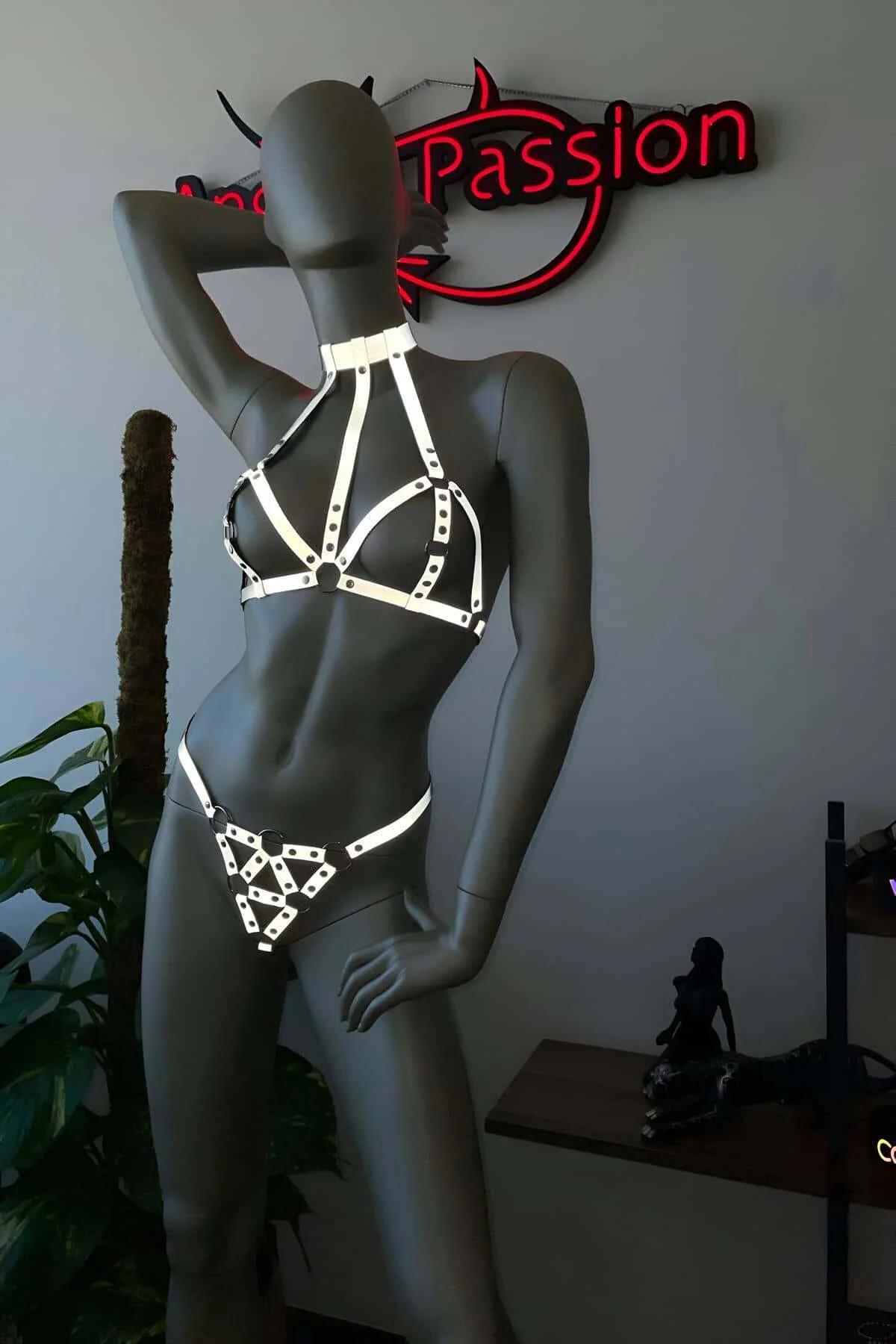 Geometrik strap tasarımı ve perçin donanımlı eşleşen beyaz reflektör harness altı