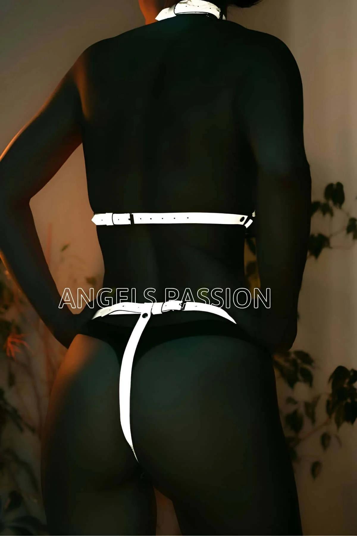Geometrik kafes strap düzeni, gümüş O-halka konektörler ve az ışıkta parlayan perçin zımbalarla beyaz reflektör vücut harness