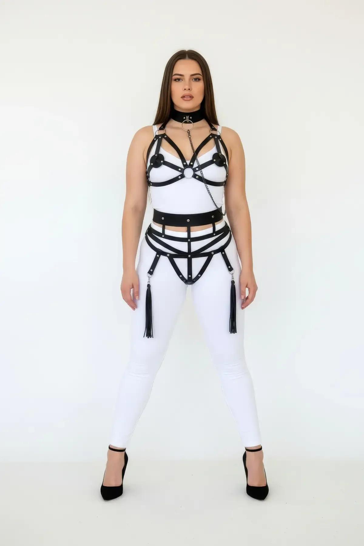 Üçgen askı çerçevesi ve 3 cm gümüş O-halka merkez detaylı siyah PU deri göğüs harness