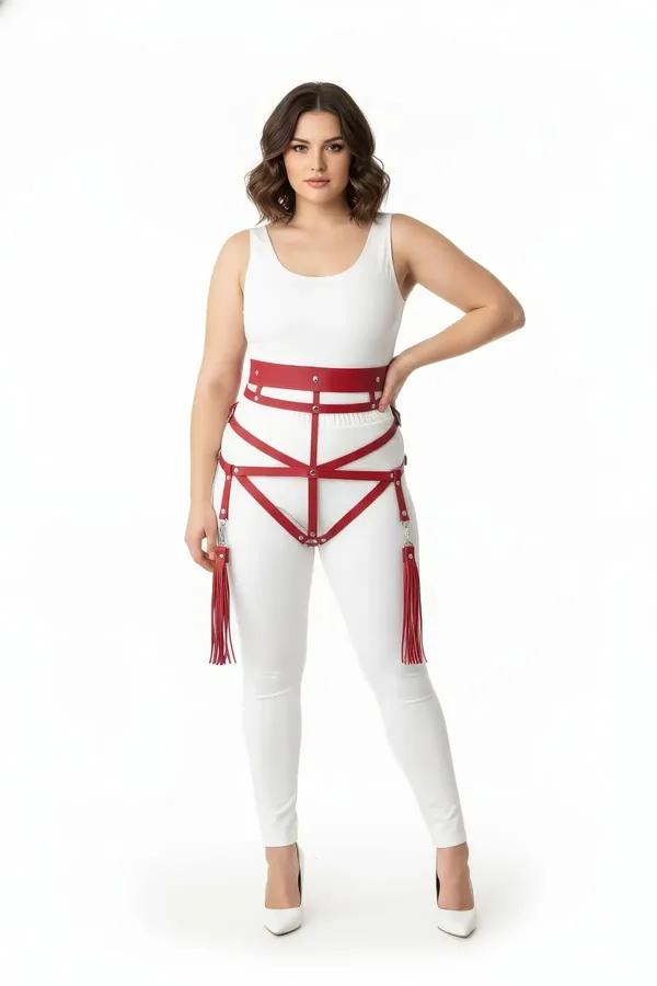 İki çıkarılabilir kırmızı saçak ve gümüş donanımlı geometrik askılı kırmızı suni deri bel ve kalça vücut harness