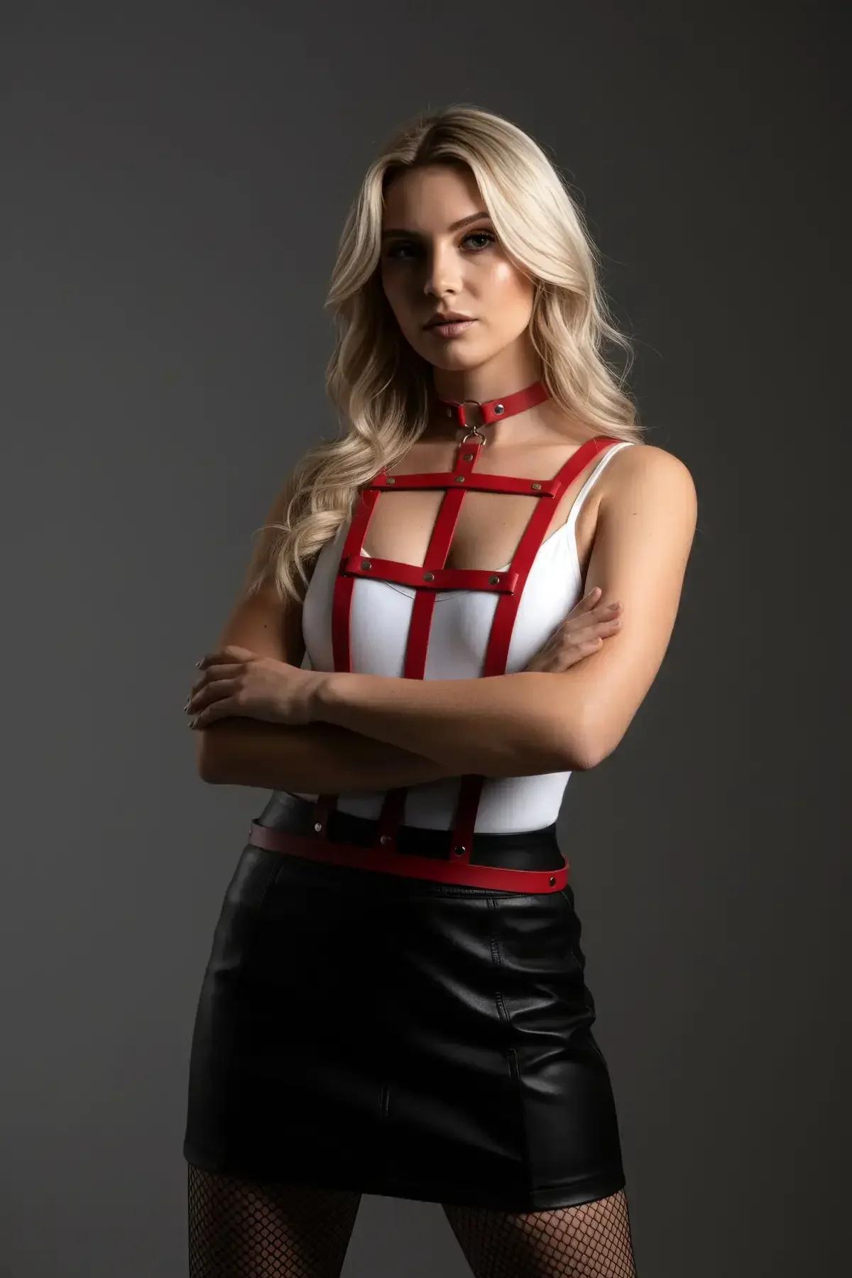 Kırmızı suni deri kafes göğüs harness altın O-halka choker ve bel kemeriyle