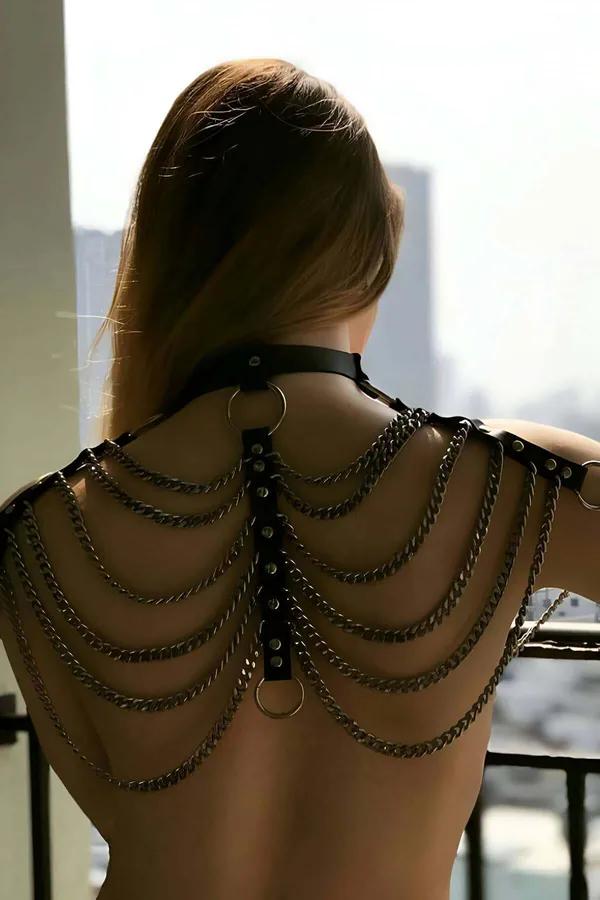 Çoker boyun, çıplak sırta sarkan sekiz gümüş zincir ile siyah suni deri katmanlı zincir vücut harness arka görünüm