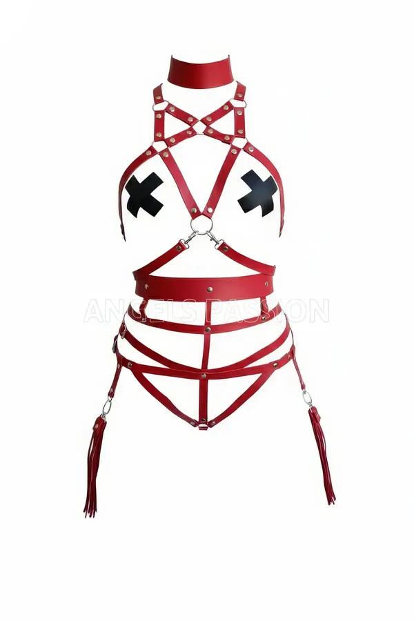 Beyaz arka planda çoker, çapraz askılı büst kafesi, kalça kafesi ve püskül bacak jartiyerli kırmızı suni deri tam vücut harness seti
