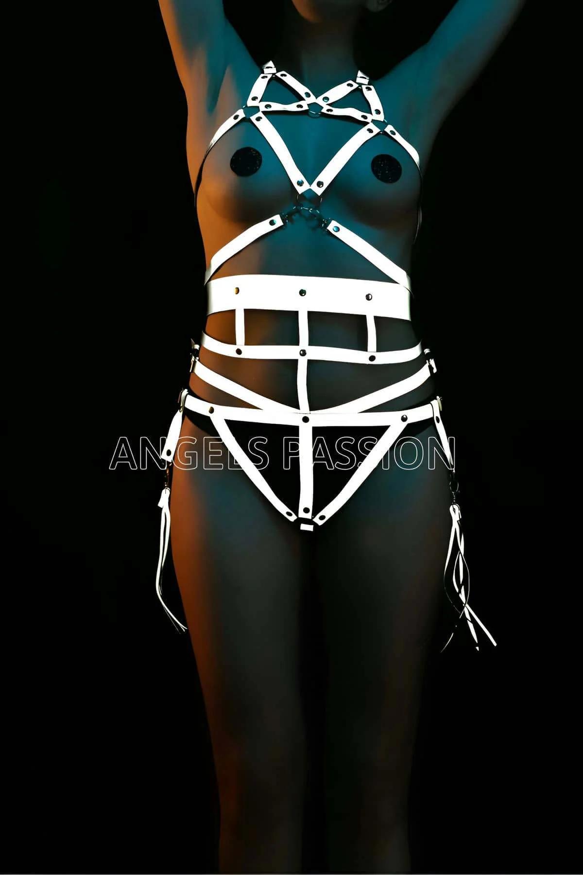 Istakoz pençe klip ataçmanı ve çok şeritli 15 cm püskül gösteren beyaz reflektör harness püskül tassel detayı