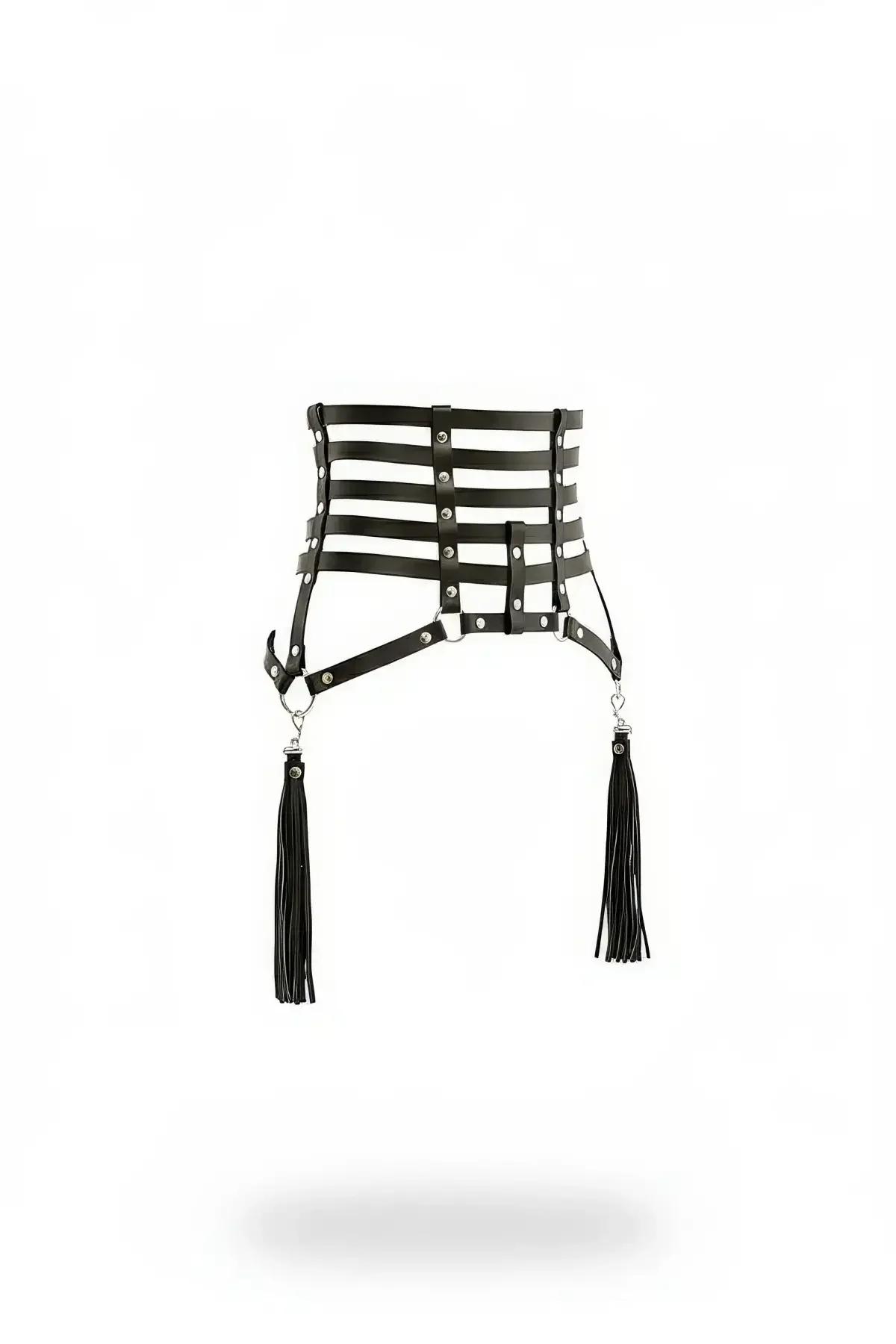 Beyaz arka planda dört yatay askı, gümüş zımba perçinler ve iki çıkarılabilir saçak püsküllü siyah suni deri kafesli bel harness