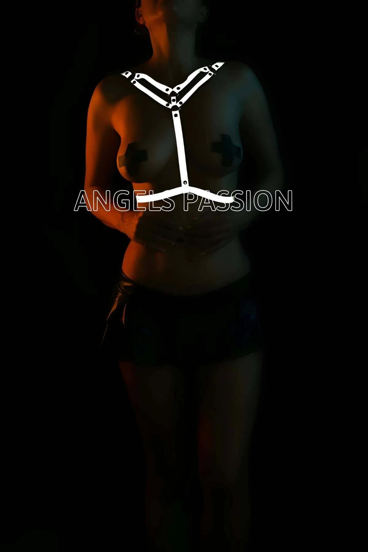 Az ışıklı ortamda çıplak gövde üzerinde giyilen ayarlanabilir askılar ve gümüş çıtçıt kapamalı beyaz reflektör Y-ön vücut harness
