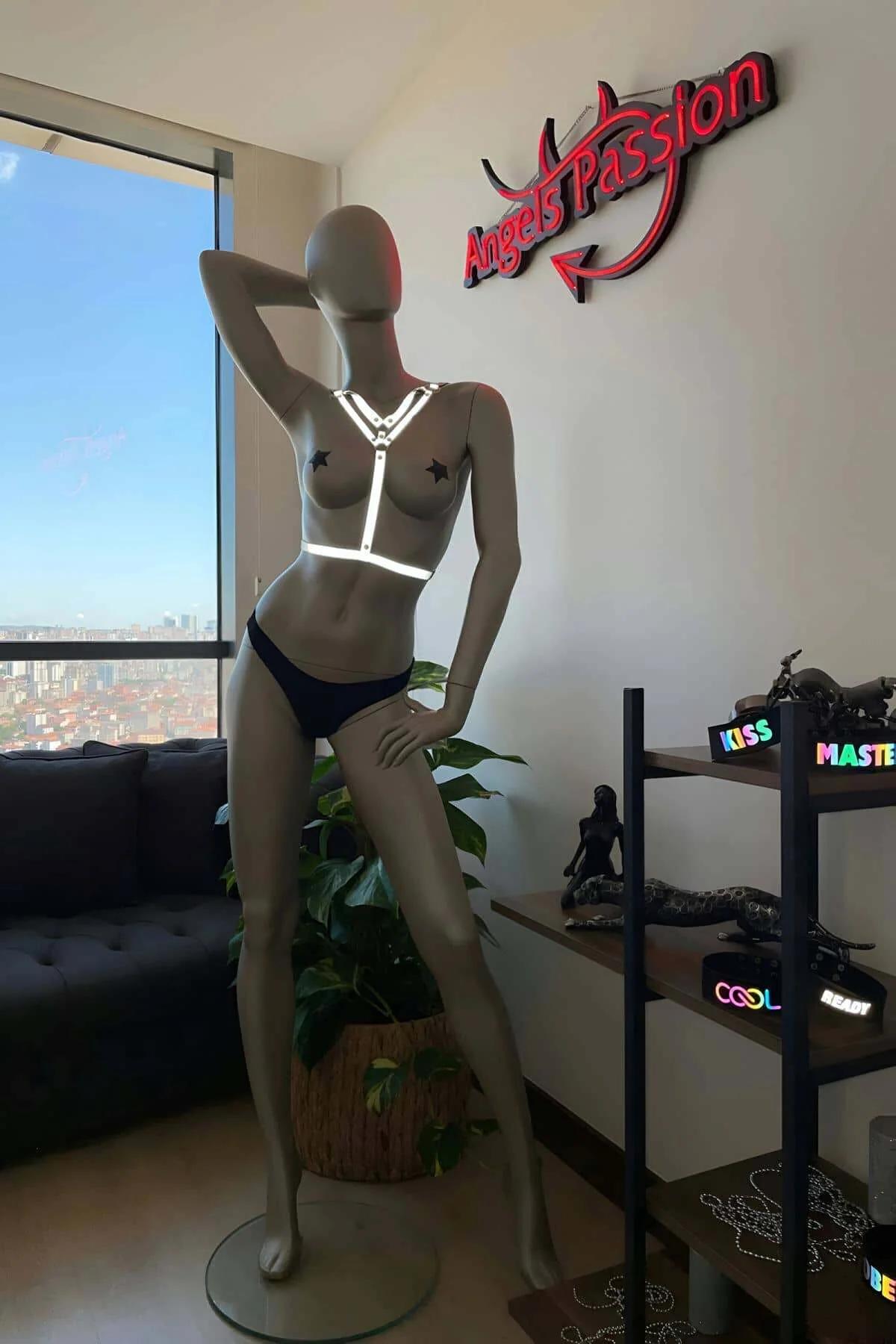Gümüş çinko alaşımlı çıtçıt kapama detayıyla beyaz reflektör suni deri strap birleşim yakın çekimi