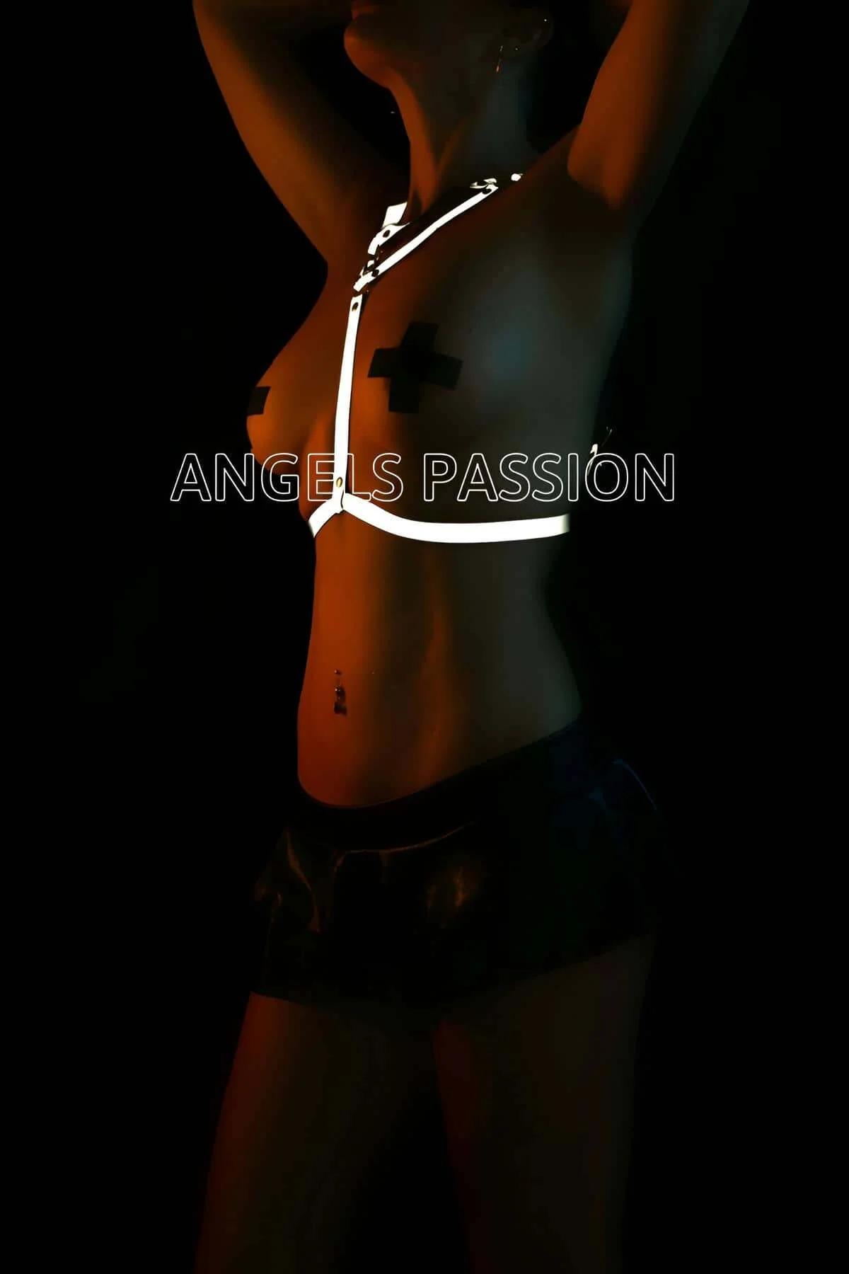 Omuzdan karın ortasına Y şekilli strap konfigürasyonunu gösteren reflektör Y-ön harness ön görünümü