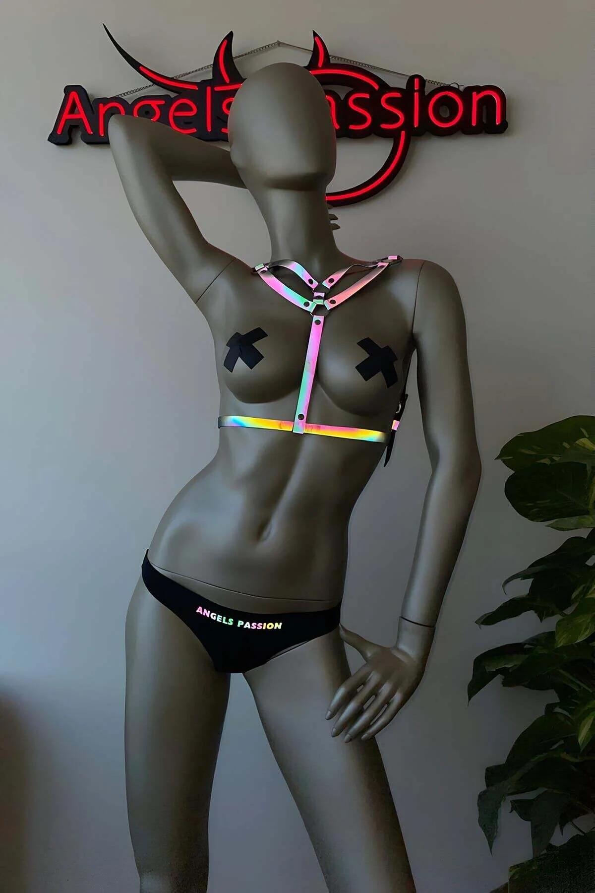 Gümüş tonlu metal bağlantı parçalı holografik gökkuşağı göğüs harness kaydırıcı toka detayı