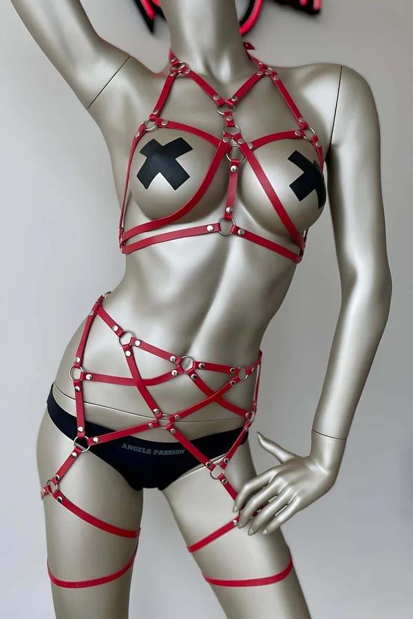 Gümüş O-halkalar, geometrik göğüs kafesi, bel askıları ve entegre uyluk jartiyer bantlarıyla kırmızı suni deri askılı vücut harness