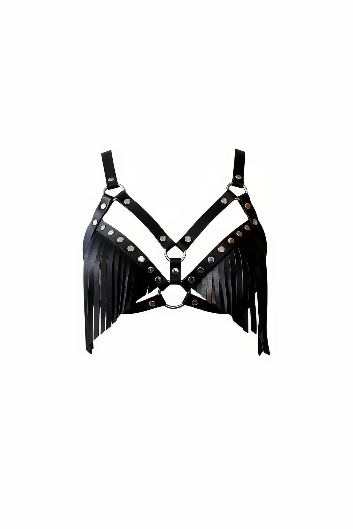 Gümüş zımba, çift O-halka ve underbust bandından sarkan uzun saçak panelleriyle siyah suni deri sütyen harness
