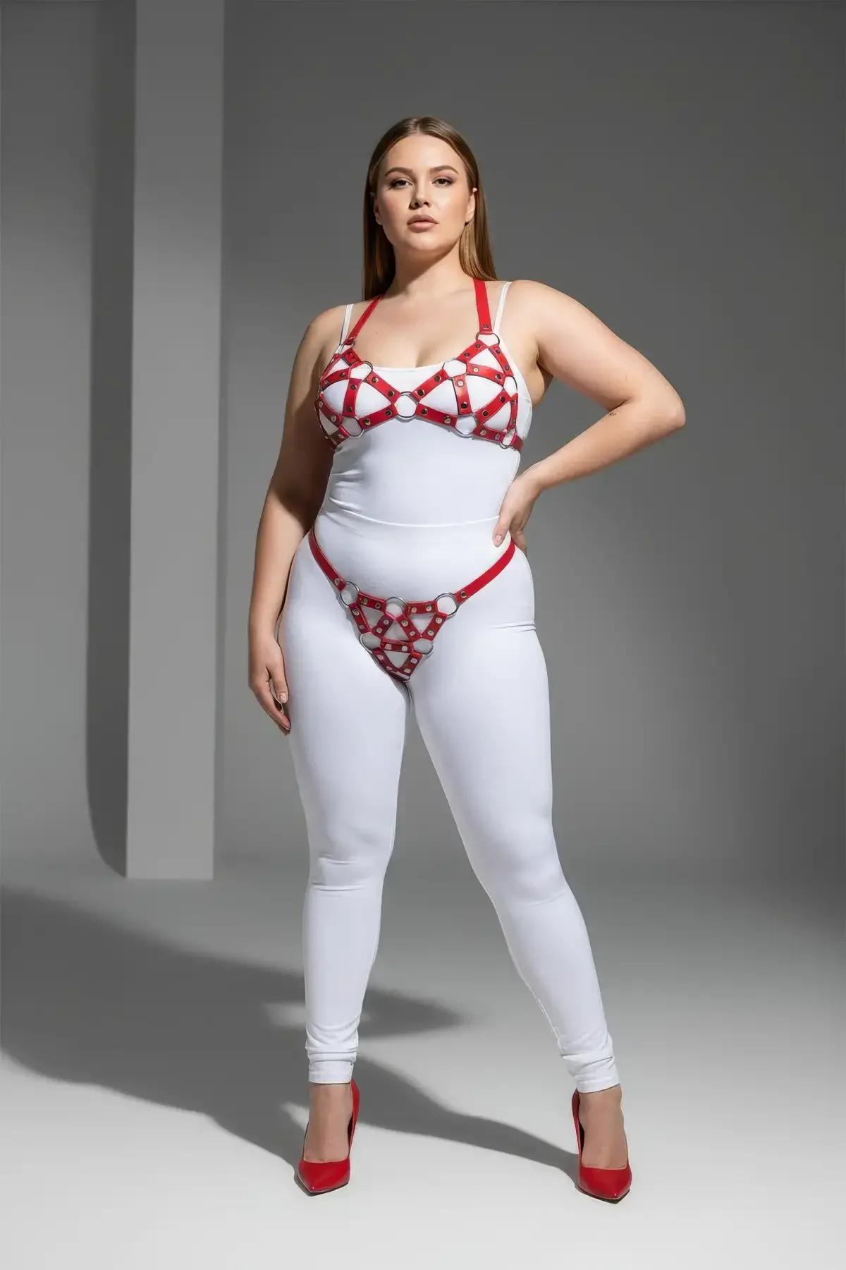 Beyaz bodysuit üzerine katmanlı kırmızı ve gümüş O-halka kafes harness iki parça takım, tam boy görünüm