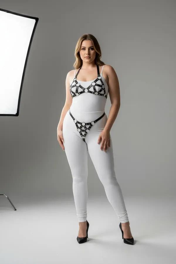 Beyaz bodysuit ve tayt üzerinde gümüş O-halkalı siyah suni deri harness sütyen ve jartiyer kemer takımı