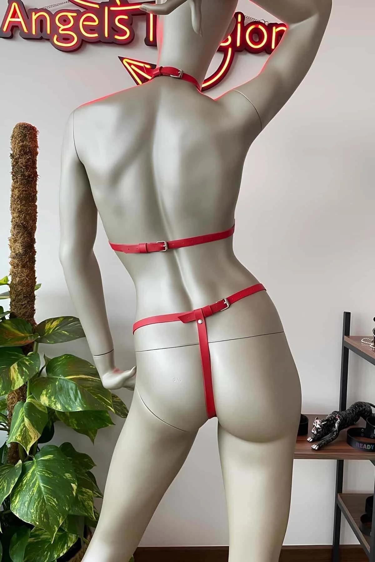 dört gümüş O-halka ve perçin zımba detaylı kırmızı suni deri kafes külot harness alt