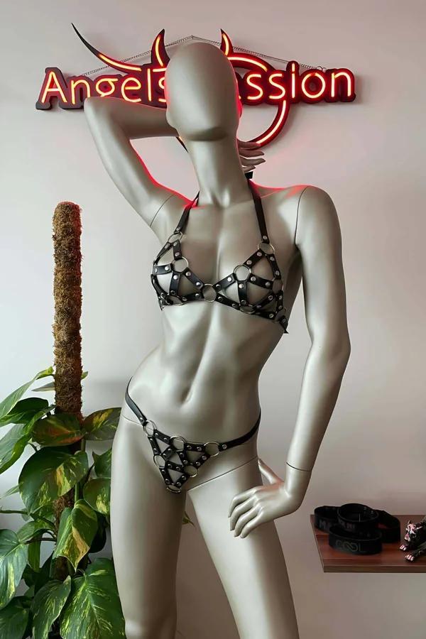 manken üzerinde gümüş O-halkalı siyah suni deri 2 parçalı kafes sütyen ve harness külot seti