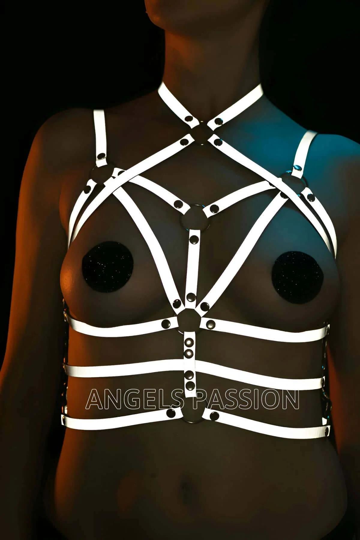 Geniş bel bandı ve çok panelli göğüs kafesiyle beyaz reflektör vücut harness tam gövde görünümü