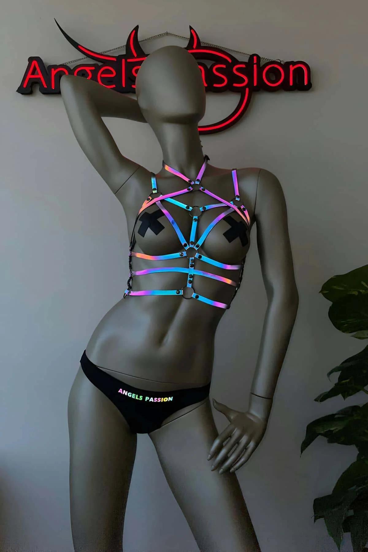 Bant kesişimlerinde koyu metal donanım halkalarıyla UV ışıltılı reflektör vücut harness