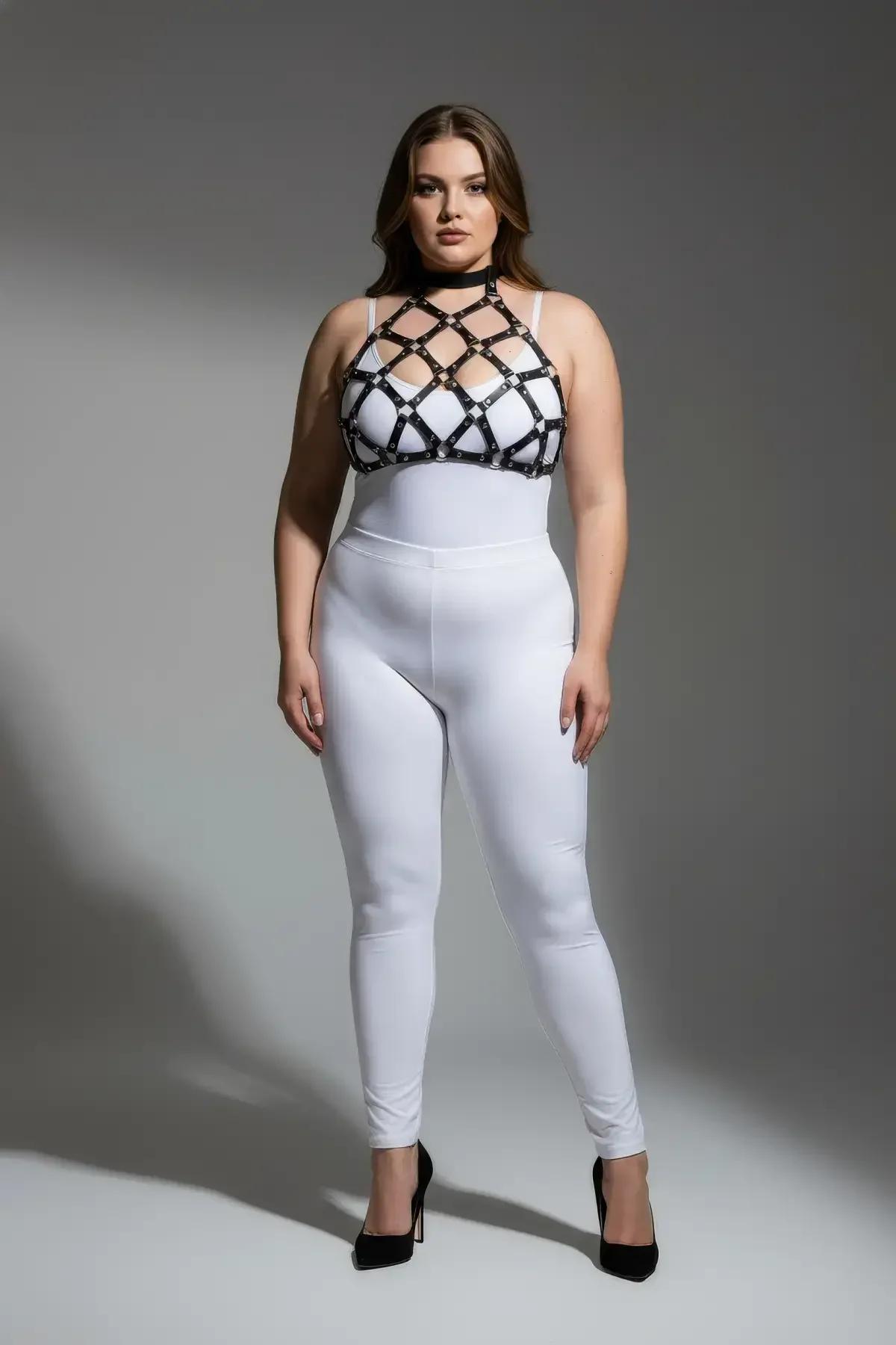 Altın zımba perçinli ve uyumlu çoker bantlı siyah vegan deri geometrik kafes göğüs harness, beyaz bodysuit üzerinde