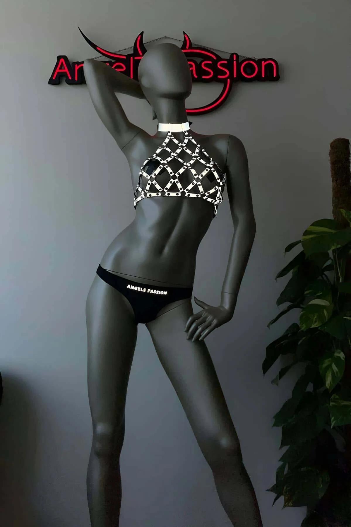 Zincir posta harness'ta yaklaşık 3 cm genişliğinde gümüş halter boyun bandı kapama detayı