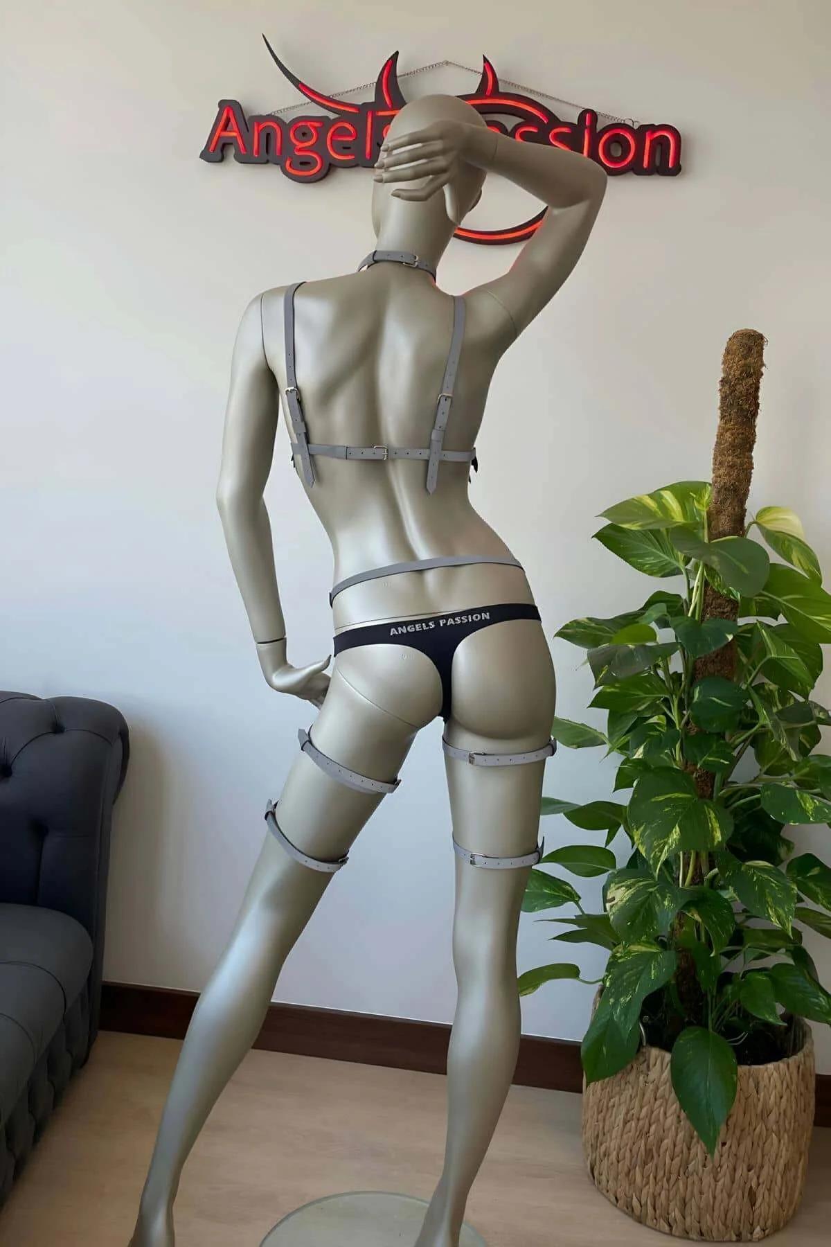 Çoker boyunluk, püskül sütyen ve kafes uyluk jartiyeleriyle beyaz reflektör harness'ın tam set görünümü