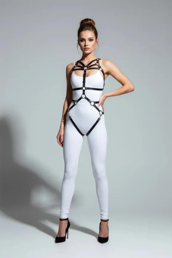 Beyaz bodysuit üzerinde dört gümüş O-halka, kafes göğüs askıları ve elmas kalça çerçeveli siyah suni deri tam vücut harness