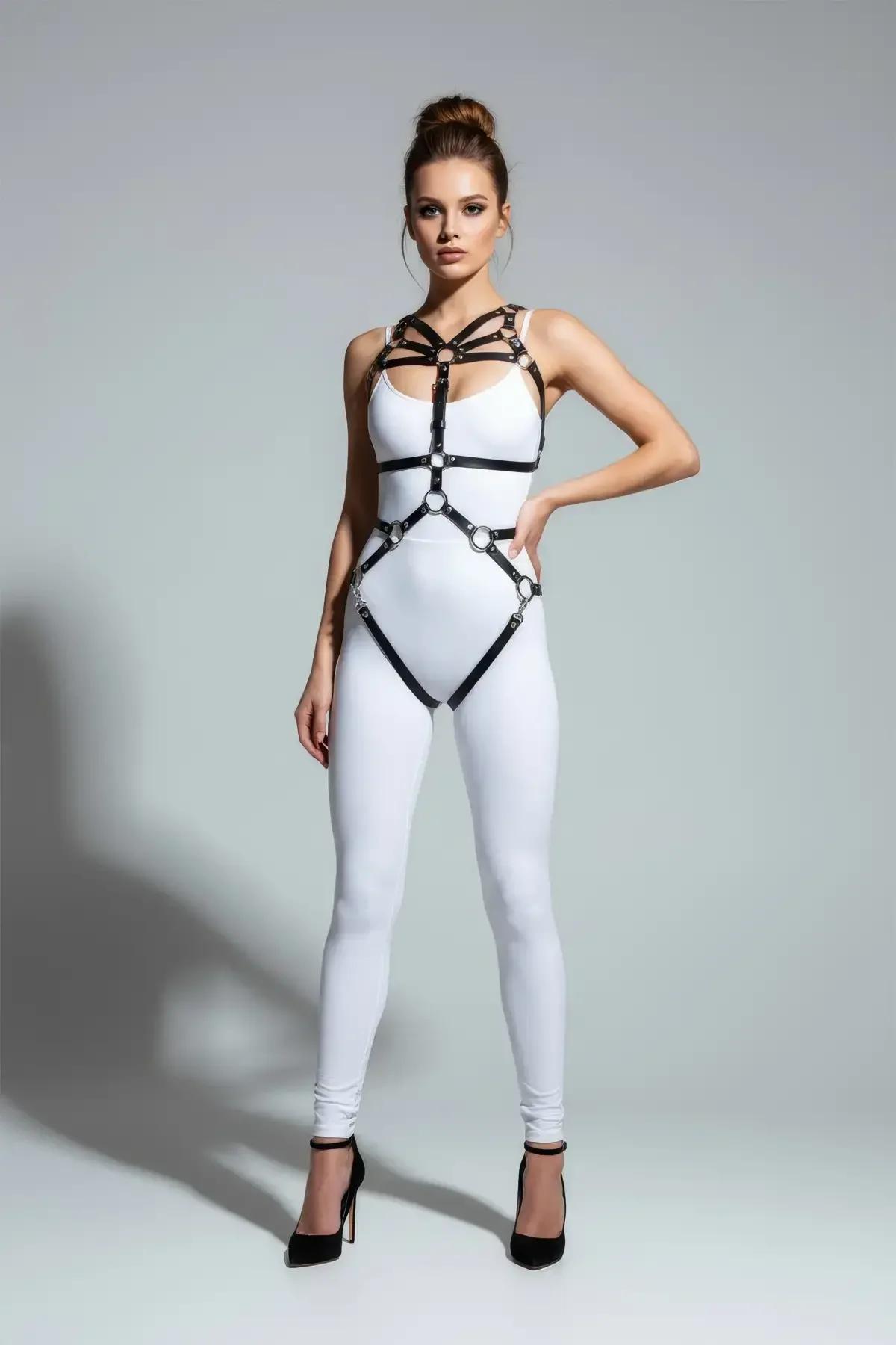 Beyaz bodysuit üzerinde dört gümüş O-halka, kafes göğüs askıları ve elmas kalça çerçeveli siyah suni deri tam vücut harness