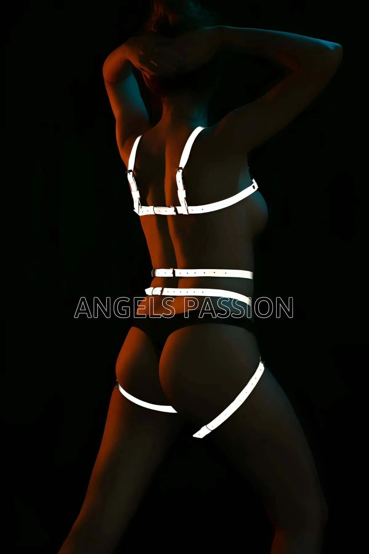 Bel ve kalça bandı kafes düzenini gösteren beyaz parlayan tam vücut harness reflektör askıları