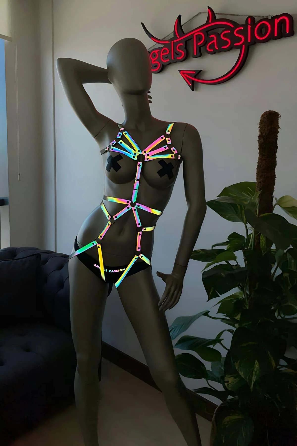 Manken üzerinde iridyan çok renkli askılar ve gunmetal O-halka ile gökkuşağı reflektör tam vücut kafes harness