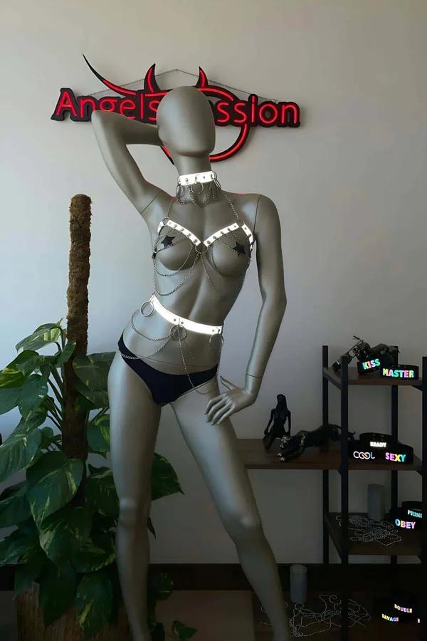 Manken üzerinde zımbalı çoker ve dökümlü gümüş zincirlerle beyaz reflektör zincir vücut harness