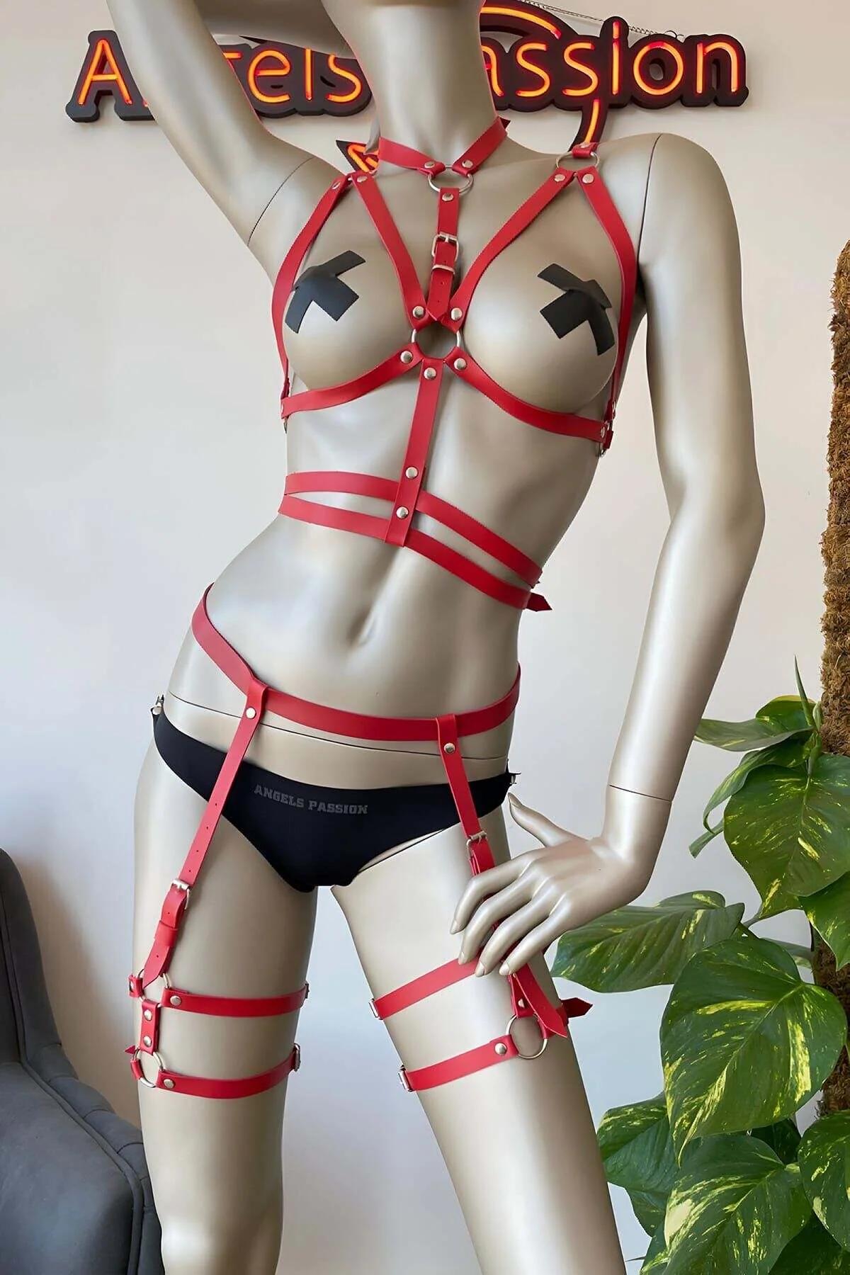 Göğüs kafes askıları, bel bantları ve gümüş O-halkalı uyluk jartiyer sarmallarıyla kırmızı suni deri tam vücut harness
