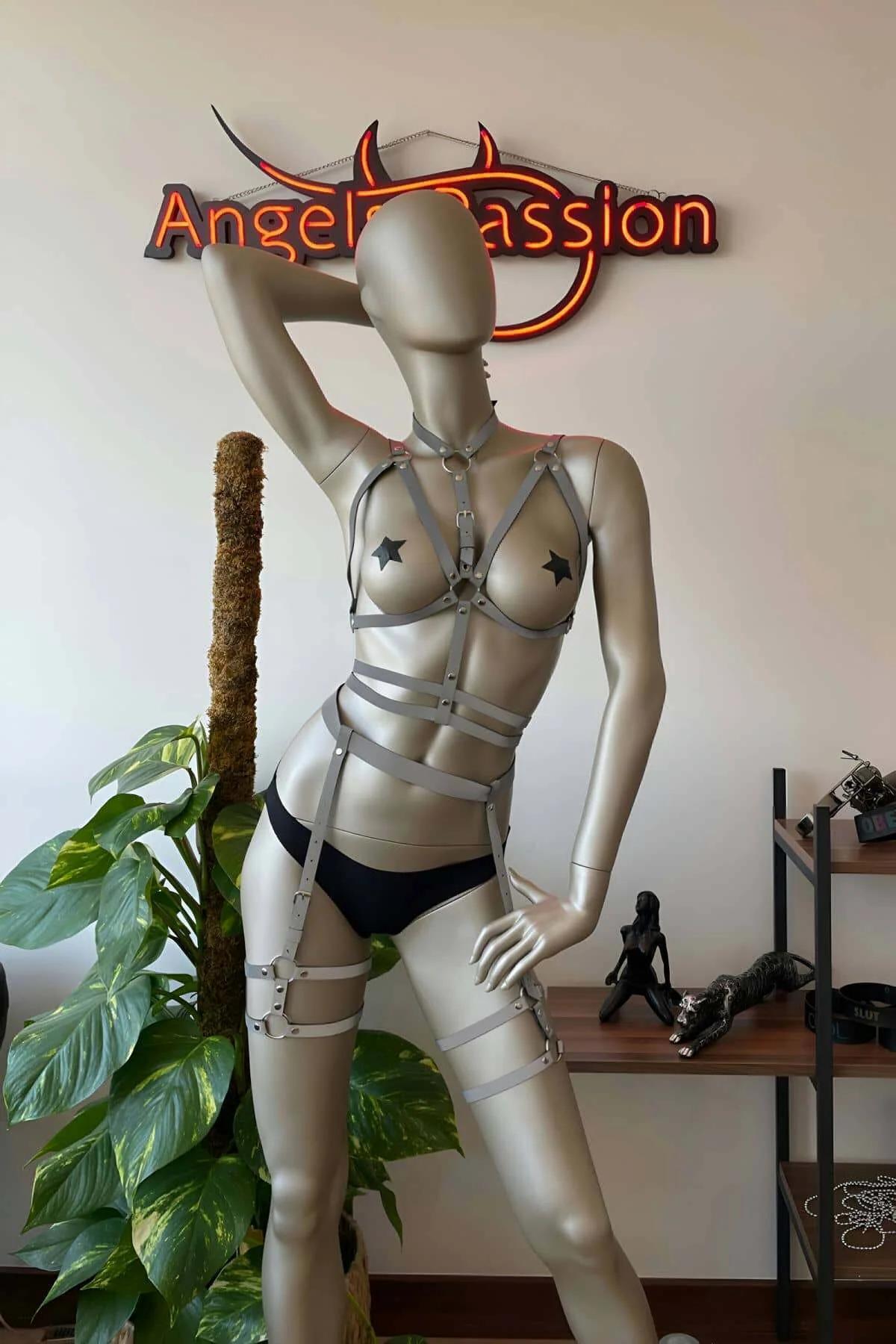 Model üzerinde reflektör vücut harness bel çift bandı ve eşleşen uyluk kafeslerini gösteren tam set görünümü