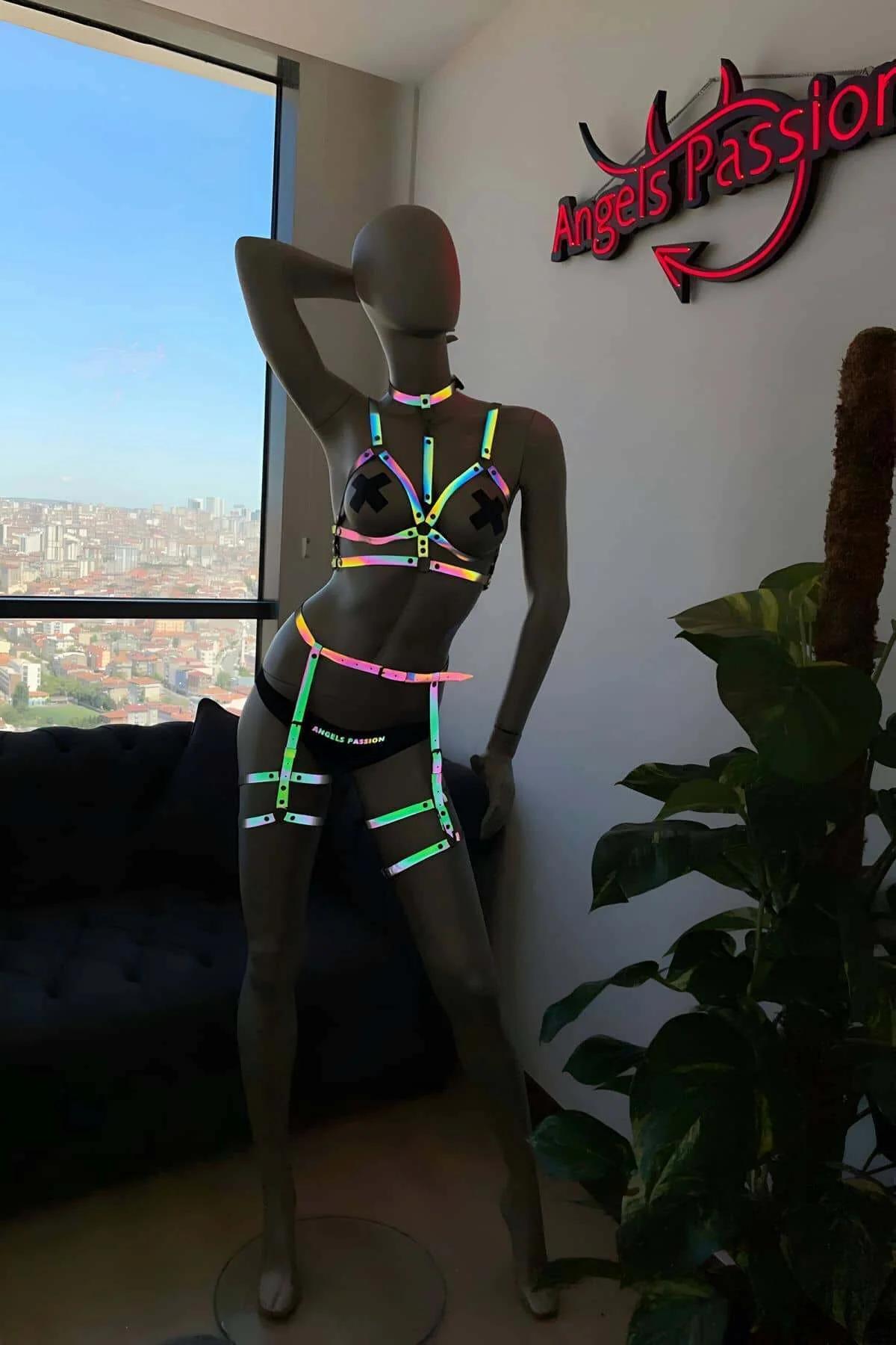 Göğüs harness, bel bandı ve jartiyer bantlarını gösteren üç parçalı gökkuşağı harness seti düz serimi
