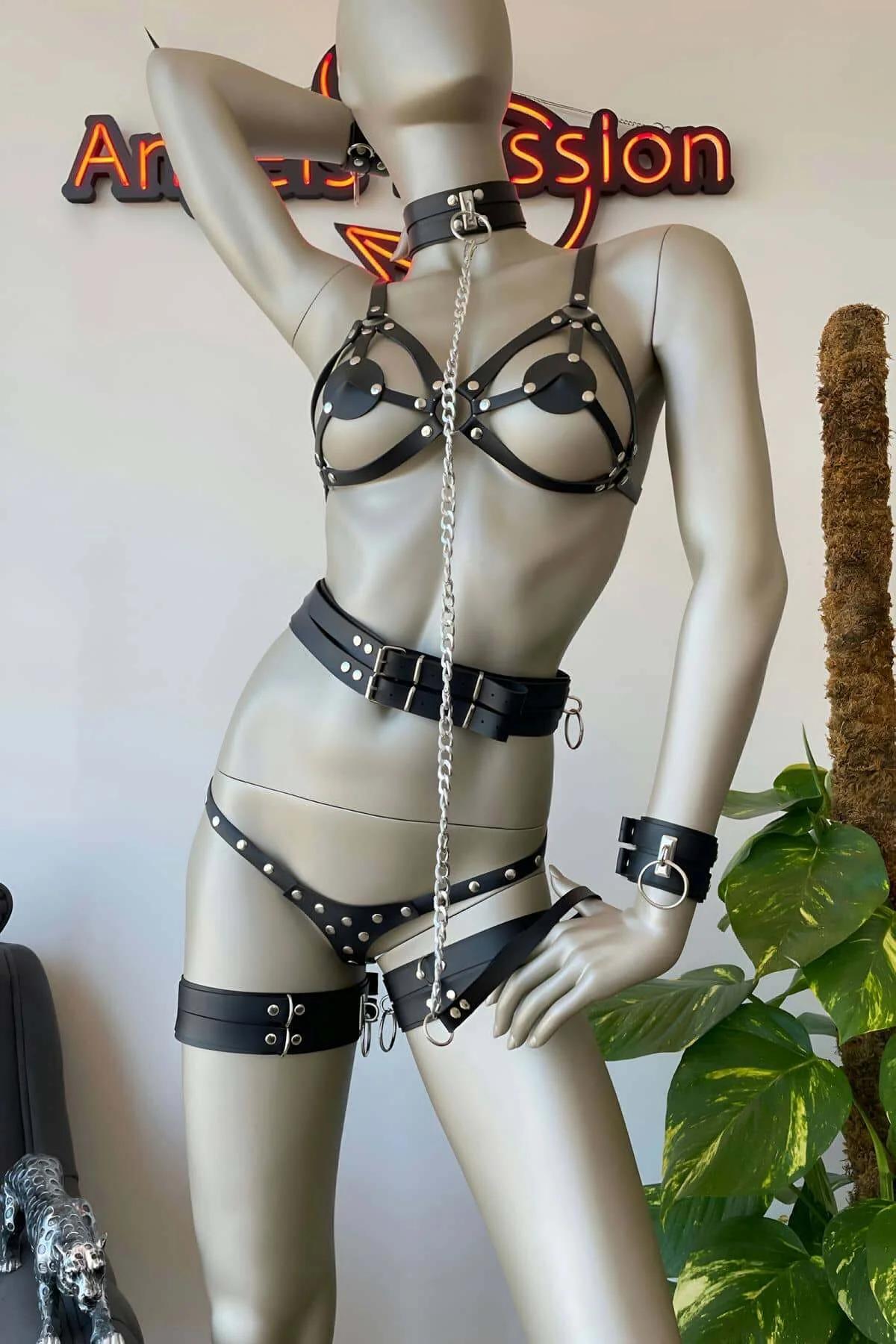 2 cm genişliğinde üç noktalı gümüş toka ayarlı siyah uyluk bandı harness askısı yan görünüm