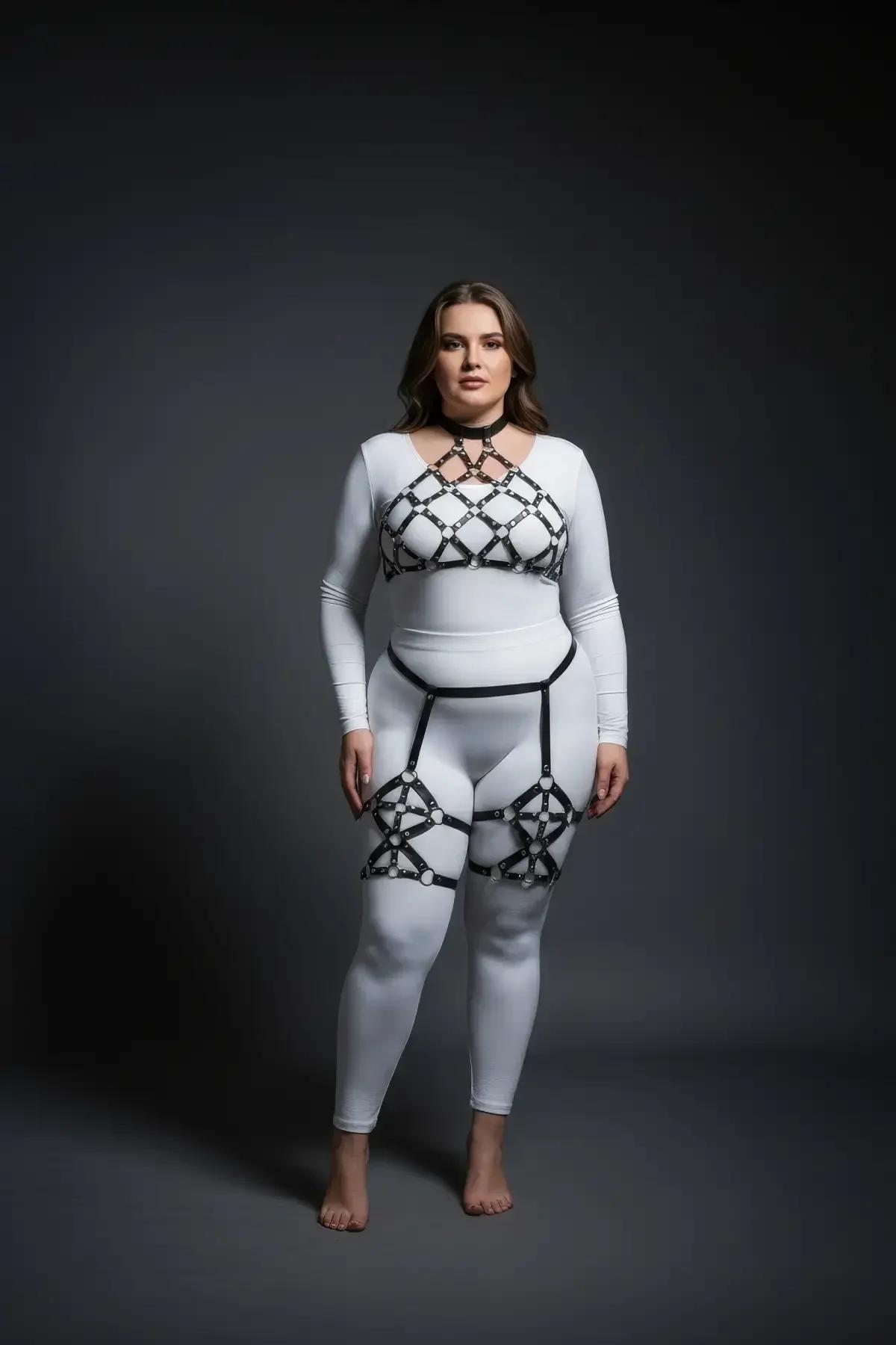 Beyaz body üzerinde çoker ve bel bandıyla tam siyah kafes harness seti yan görünüm