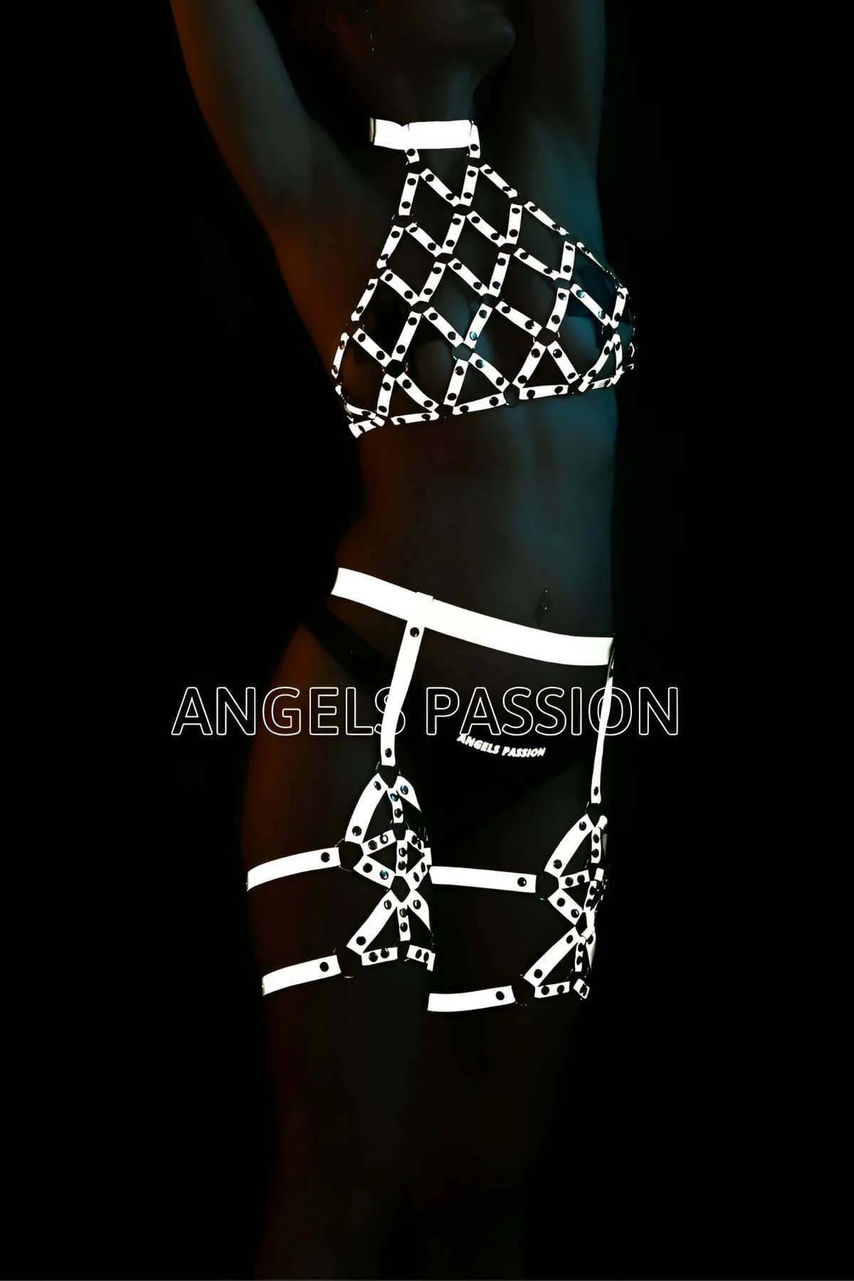 Karanlık arka planda zımbalı bacak jartiyeleriyle beyaz-gümüş kafesli halter harness seti
