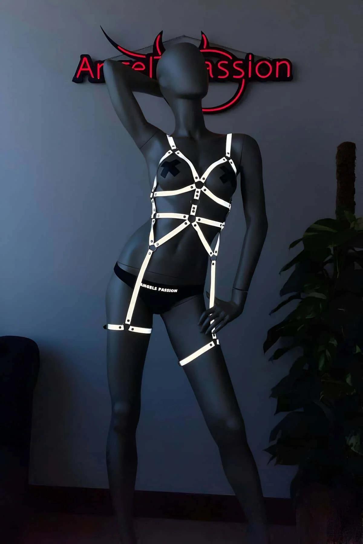 Kadın Reflektörlü Harness | Gece Parlayan Vücut Aksesuarı