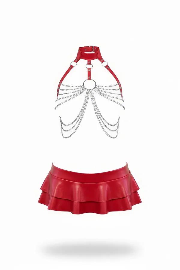 Eşleşen çift fırfırlı mini eteğin yanında gümüş O-halkalar ve kademeli link zincirli kırmızı suni deri zincir göğüs harness