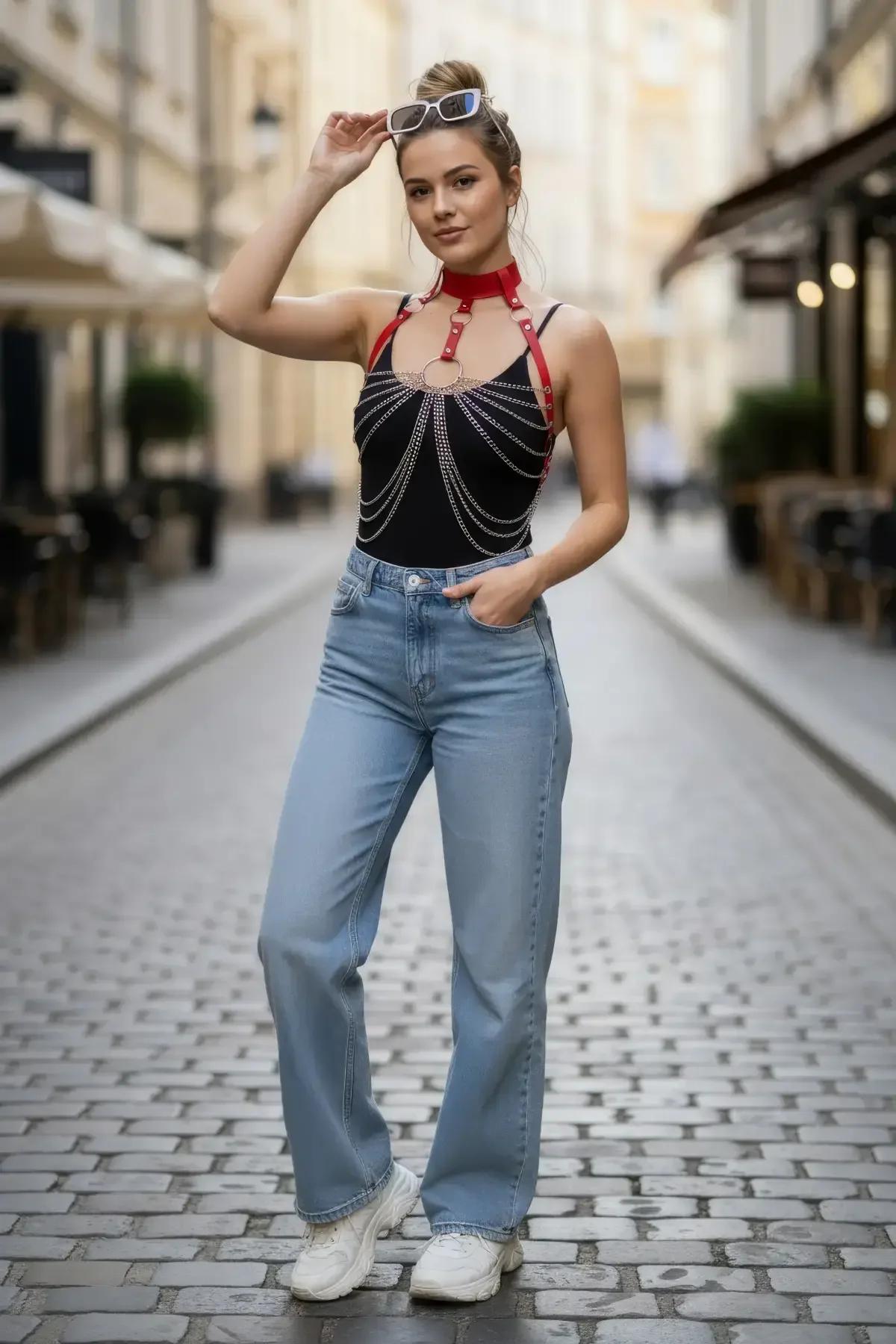 Gümüş ton zincir sarkıtlı ayarlanabilir kırmızı suni deri harness, yan açı görünümü