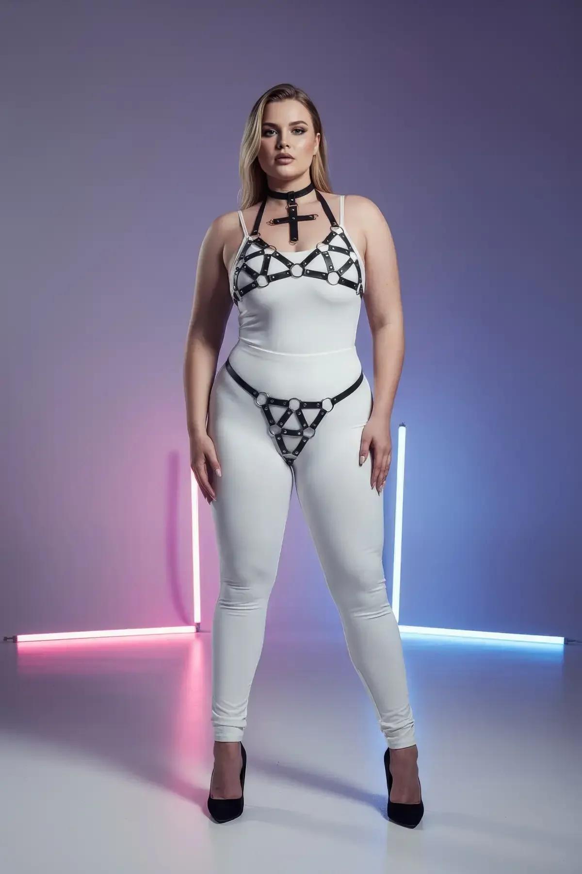 Bel yanlarında gümüş halka vurgulamalı siyah suni deri kalça G-string harness