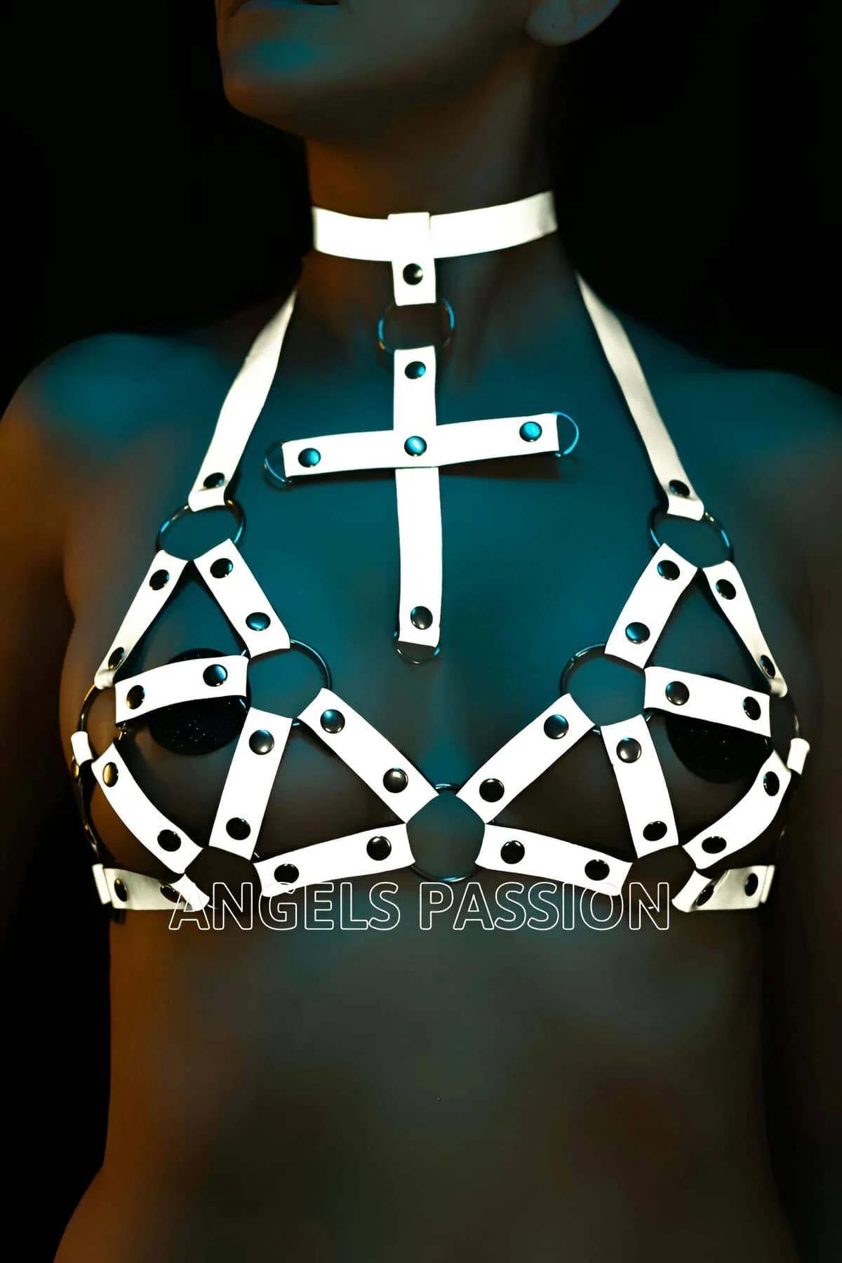 perçinli harness sütyen takım siyah bantlı choker boyunluk detayı önden görünüm