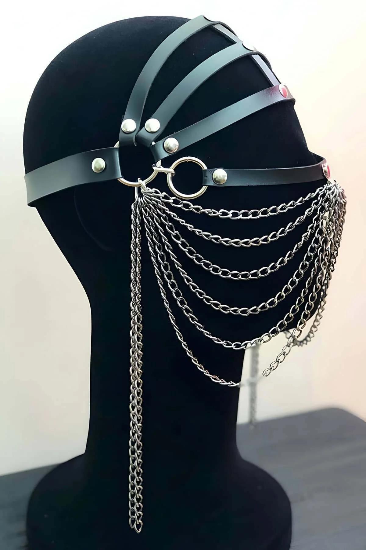 siyah askılar ve gümüş zincir sarkıtlı gotik baş harness yan açı detayı