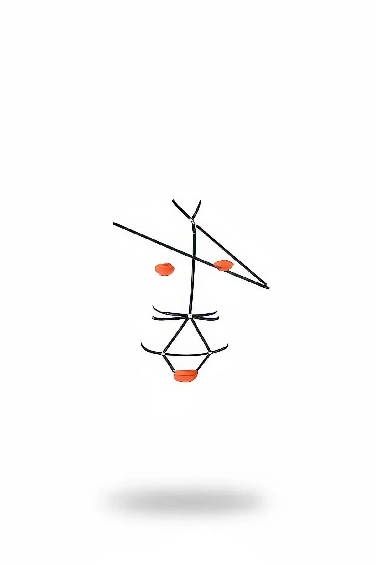 Beyaz arka planda turuncu aksanlı paneller ve gümüş halka konnektörlü, üçgen askı konfigürasyonlu siyah geometrik vücut harness